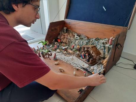 A Nativity diorama inside an antique steamer trunk (part 2, crafting the terrain) Placing our old statues in the restored steamer trunk to make a first Nativity scene