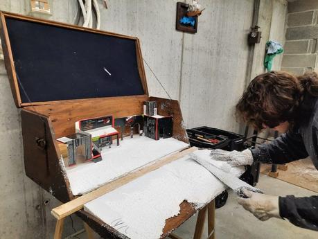 A Nativity diorama inside an antique steamer trunk (part 2, crafting the terrain) Making the landscape for our Christmas nativity diorama inside the steamer trunk: sculpting the desert landscape