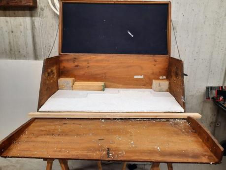 A Nativity diorama inside an antique steamer trunk (part 2, crafting the terrain) Making the landscape for our Christmas nativity diorama inside the steamer trunk