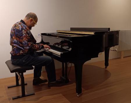 Fred Händl: Zappa on piano in The Hague