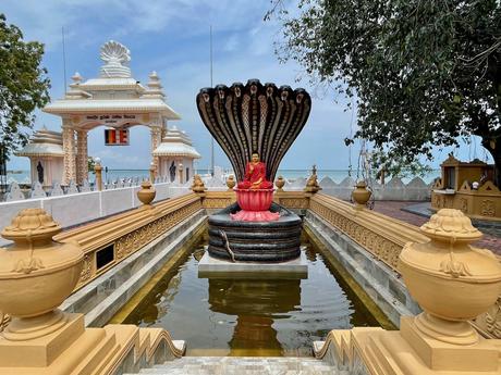 statue-showing-serpents-at-Nagadeepa-Purana-Vihara