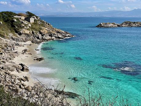 beautiful-beach-with-turquoise-waters-at-the-islas-cies-in-galicia-spain