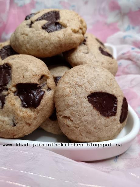 BISCUITS À LA FARINE DE BLÉ ET AU CHOCOLAT / WHOLE WHEAT FLOUR CHOCOLATE COOKIES / GALLETAS DE HARINA DE TRIGO Y CHOCOLATE / بيسكوي بدقيق القمح و الشوكولاتة