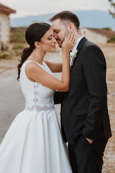 minimal-chic-wedding-drama-white-florals_21