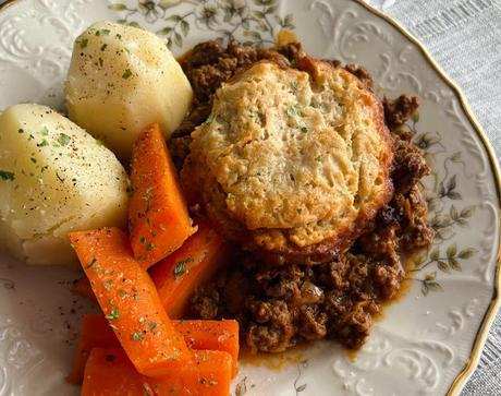 Savory Minced Beef Casserole with Dumplings