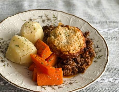 Savory Minced Beef Casserole with Dumplings