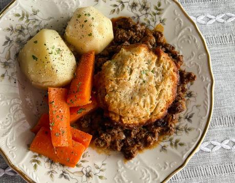 Savory Minced Beef Casserole with Dumplings