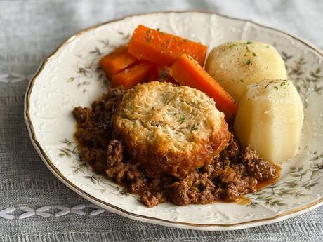 Savory Minced Beef Casserole with Dumplings