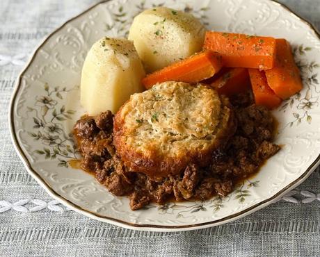 Savory Minced Beef Casserole with Dumplings