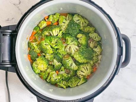 Instant Pot Broccoli Cheddar Soup