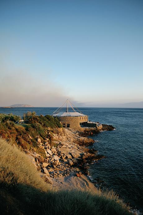 Seaside wedding with white blooms and gold accents | Eleni & Jordan Seaside wedding with white blooms and gold accents | Eleni & Jordan
