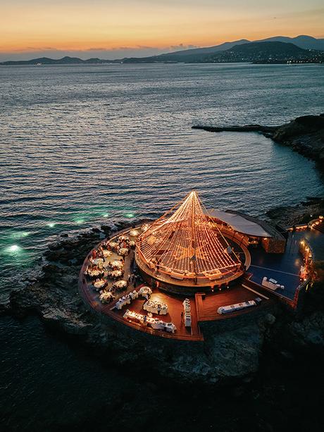 Seaside wedding with white blooms and gold accents | Eleni & Jordan Seaside wedding with white blooms and gold accents | Eleni & Jordan