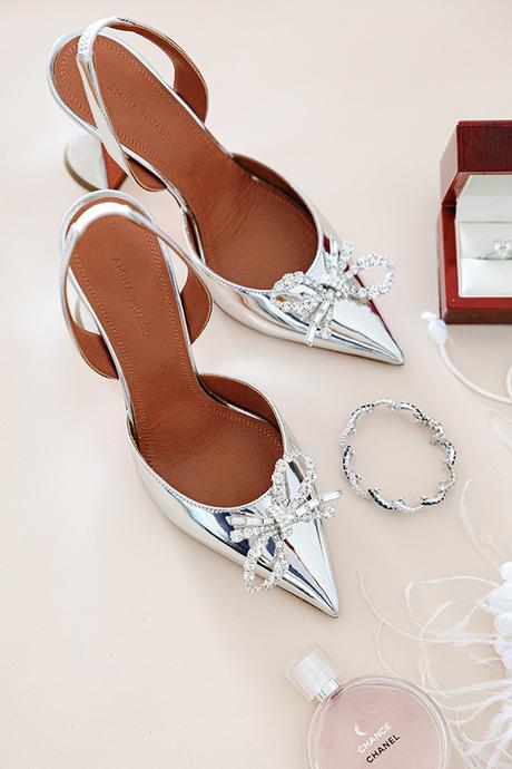 Seaside wedding with white blooms and gold accents | Eleni & Jordan Seaside wedding with white blooms and gold accents | Eleni & Jordan