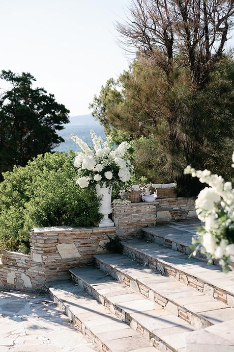 Seaside wedding with white blooms and gold accents | Eleni & Jordan Seaside wedding with white blooms and gold accents | Eleni & Jordan