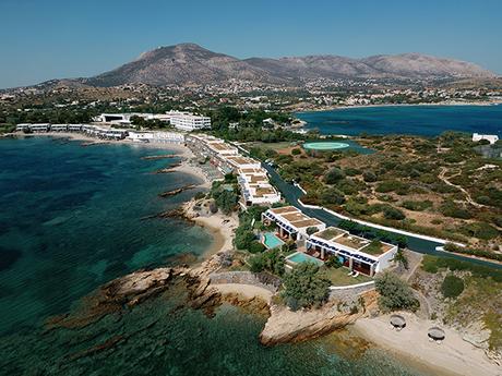 Seaside wedding with white blooms and gold accents | Eleni & Jordan Seaside wedding with white blooms and gold accents | Eleni & Jordan