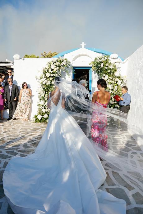 Seaside wedding with white blooms and gold accents | Eleni & Jordan Seaside wedding with white blooms and gold accents | Eleni & Jordan