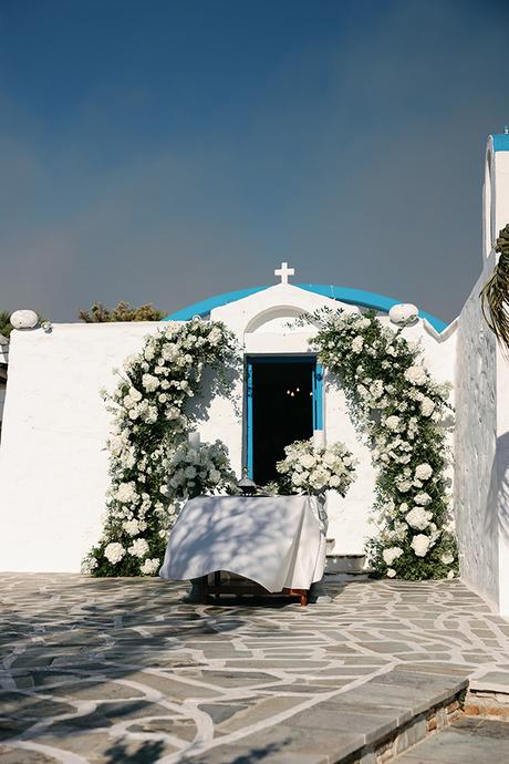Seaside wedding with white blooms and gold accents | Eleni & Jordan Seaside wedding with white blooms and gold accents | Eleni & Jordan