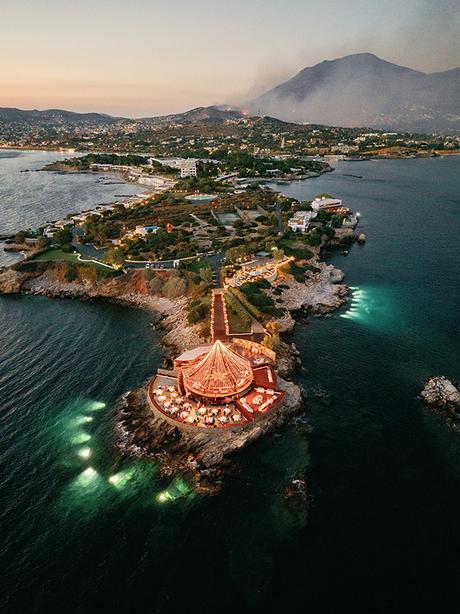 Seaside wedding with white blooms and gold accents | Eleni & Jordan Seaside wedding with white blooms and gold accents | Eleni & Jordan