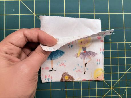 How I sew corner bookmarks Sewing a corner bookmark: I used a thick and sturdy fabric as an inner reinforcement.