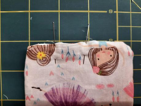 How I sew corner bookmarks Sewing a corner bookmark: to close the turning gap, sew a narrow topstitch all around the edge, as closed to the edge as possible.