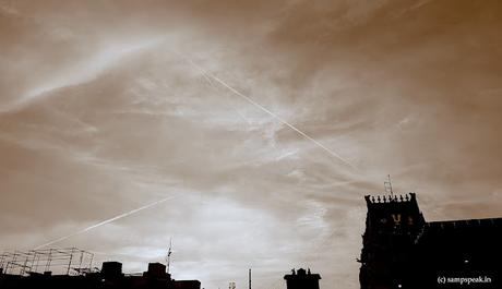 contrail of Plane(s) ~~~ hovering over Triplicane