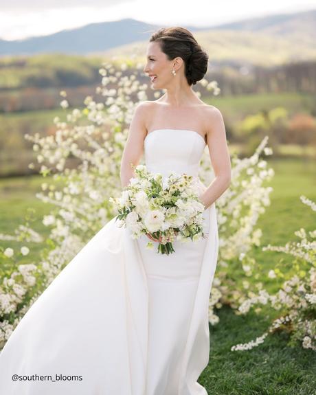 Enchanting Spring Wedding Bouquets: From Classic to Contemporary spring wedding bouquets elegant white and gren bridal bouquet