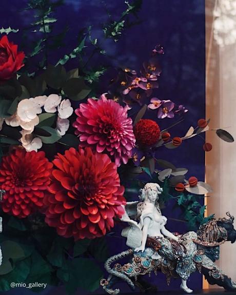 The Ultimate Guide to Using Fake Flowers for Your Wedding fake flowers mix of real and fake wedding flower decor