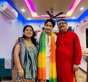 Purav Jha Biography: Age, Height, Family, Girlfriend, Career, Net Worth, Car Collection, Wiki Purav Jha Family