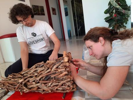 Support our blog with a tip. Here’s why it matters Making a Christmas tree made of twigs with LED lights