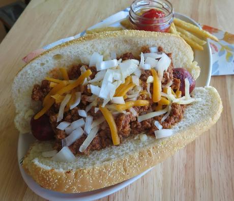 HOT DOGS WITH CHILI DOG SAUCE HOT DOGS WITH CHILI DOG SAUCE