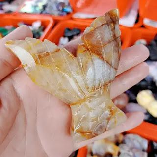 The Art and Essence of Natural Crystal Whale Tail Carving Crafts The Art and Essence of Natural Crystal Whale Tail Carving Crafts