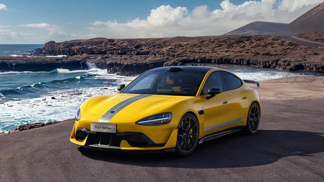 Xiaomi su7 ultra launched with 350km top speed 620km range check price