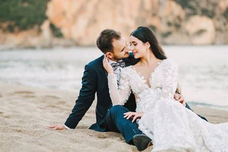 heartfelt wedding principal hall with romantic details_58