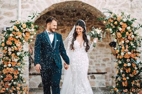 heartfelt wedding principal hall with romantic details_39