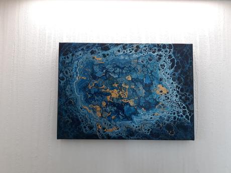 Essential acrylic pouring techniques to try Acrylic pouring: blue with gold
