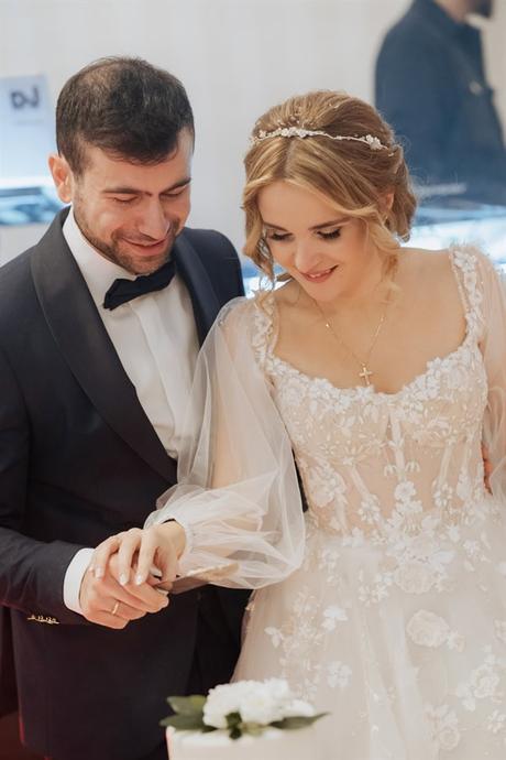 romantic winter wedding drama_37