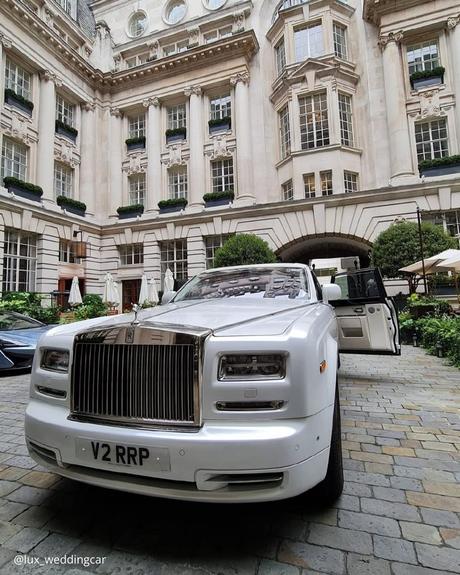 wedding car hire london white retro wedding car against the background of ancient premium building lux weddingcar