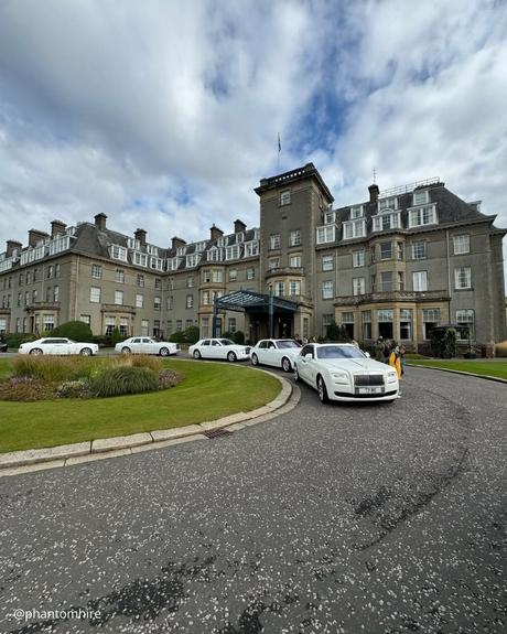 wedding car hire london column of white premium cars against the background of ancient building phantomhire