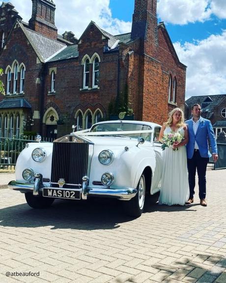 wedding car hire london brides circle white retro premium car bride with bouquet latbeauford