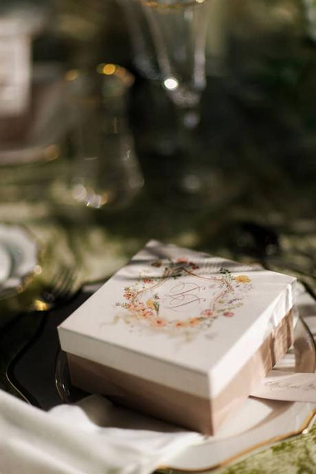 romantic-autumn-wedding-ktima-vikis-filled-with-lush-florals-timeless-elegance_31