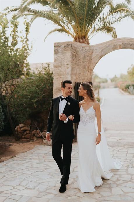 elegant-outdoor-wedding-with-candles-white-floral-details_12