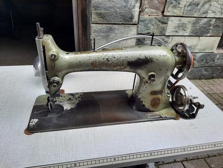 Singer 31K15 industrial sewing machine, made in 1915 in Kilbowie factory (Scotland, UK)