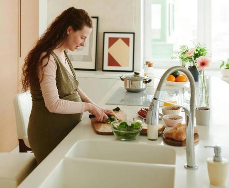 15 Home Remedies for Swollen Feet during Pregnancy Suffering with swollen feet during pregnancy? Here are some home remedies that can offer relief, naturally and without any toxic chemicals!