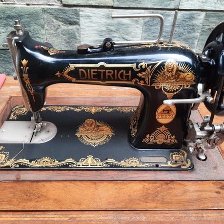 The sewing machines produced in the Singer factory in Monza (Italy) The vintage Vesta Dietrich sewing machine that belonged to my husband's grandmother