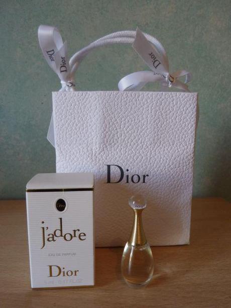 Free gift from Dior
Miniature perfume bottle containing the famous scent: J’adore Dior. The bottle isnt much bigger than my thumb and was a welcome gift after waiting almost 3 hours in the cold to discover Les Journées Particulieres. 