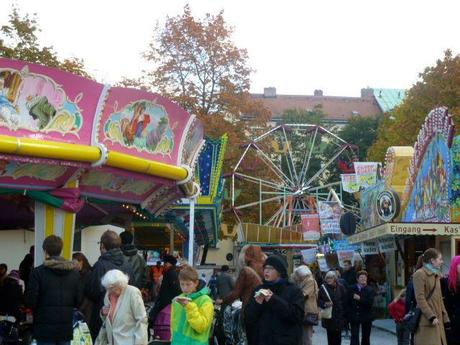 Entertainment for the kiddies at Auer Dult Dish Market