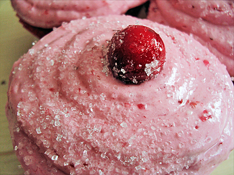 November cupcake: chocolate cake with cranberry cream cheese frosting