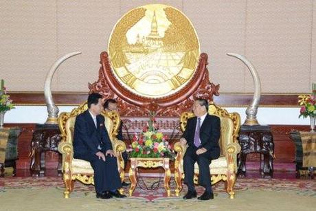 DPRK Ambassador to Laos Ri Sang Gun (L) talks with Lao President Choummaly Sayasone at the Presidential Office in Vientiane on 13 February 2014 (Photo: Lao Presidential Office).