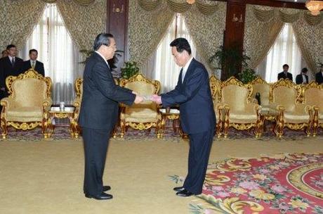 Lao President Choummaly Sayasone (L) receives the diplomatic credentials of DPRK Ambassador to Laos Ri Sang Gun on 13 February 2014 (Photo: Laos Presidential Office).