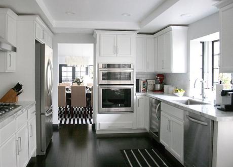 BLACK + WHITE Kitchen + Breakfast Nook